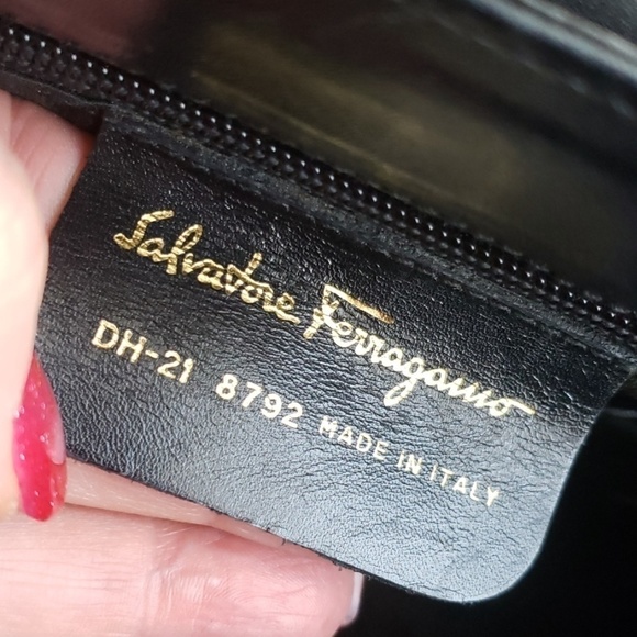 𝅺FERRAGAMO black leather tote. - Picture 5 of 8
